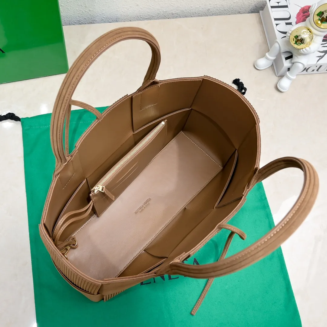 Batch 1960 large Arco tote handbag made of suede with embossed effect similar to corduroy texture, and logo Change it to the side panel😍The oversized woven design really makes it a huge gap from ordinary tote bags🔗🔗The interior is made of sheepskin, which leads the brand gene to continue to evolve with fresh inspiration🧬🧬 Showing the balance between luxury and reality. Made with Intreccio weaving technology, equipped with a detachable internal zipper pocket, size: 36*24*14, model: 9892#